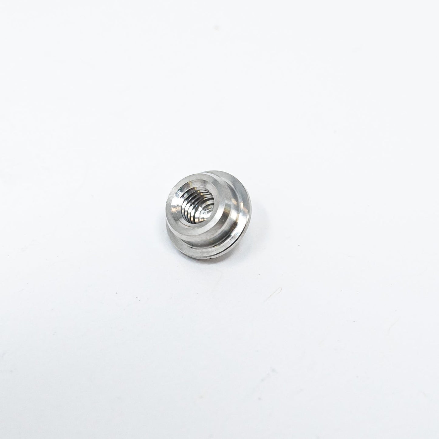 Round seal retainer with female threaded bottom