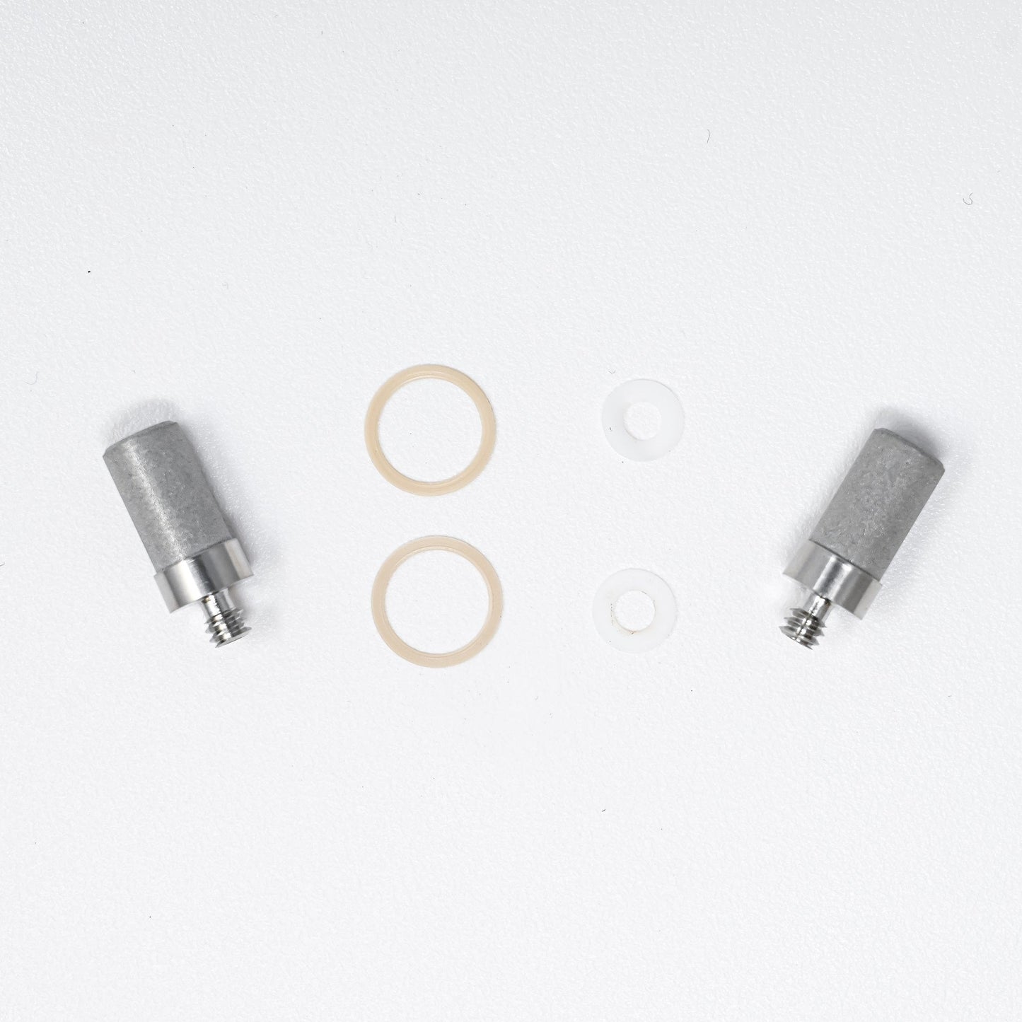 Cylindrical filter elements with o-rings and gaskets.